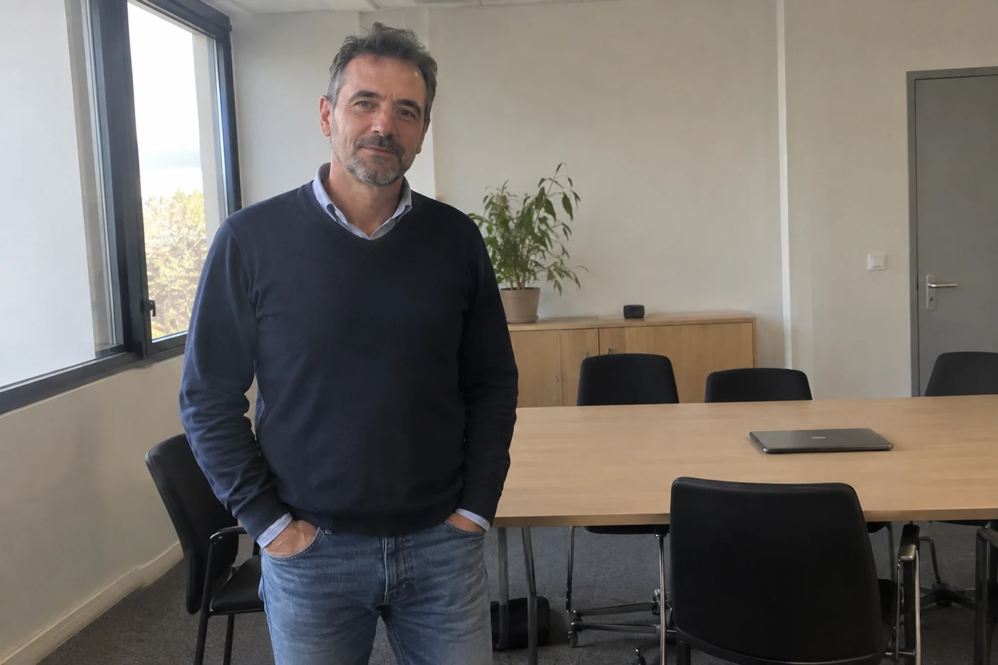 Homme dans une salle de réunion calme.